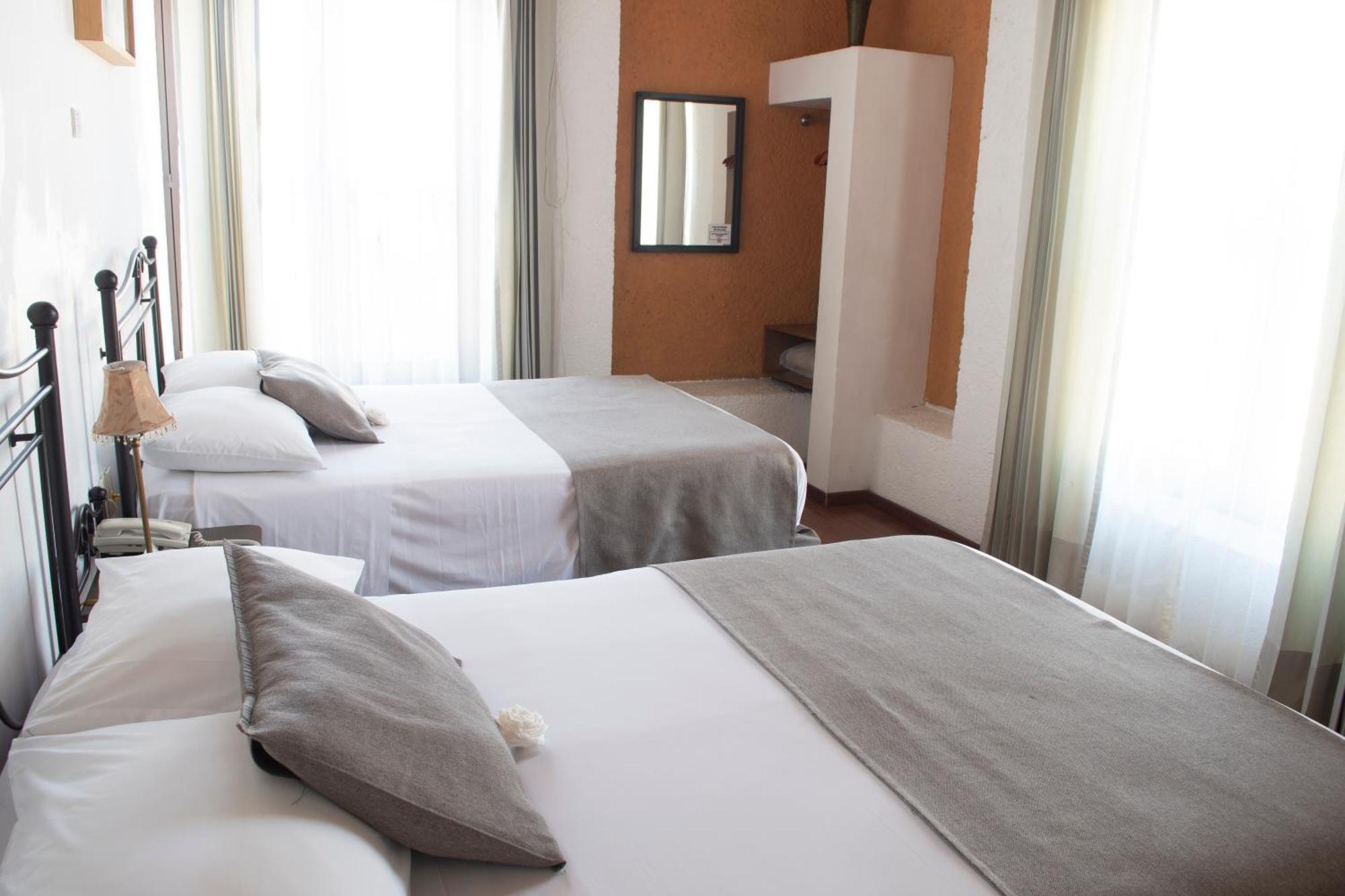 Portico Hotel & Galeria موروليا الغرفة الصورة
